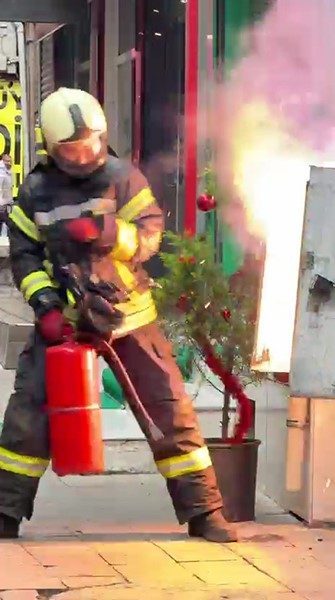 Kocaeli’nin Gebze ilçesinde trafoda ani parlama paniğe yol açarken, itfaiye