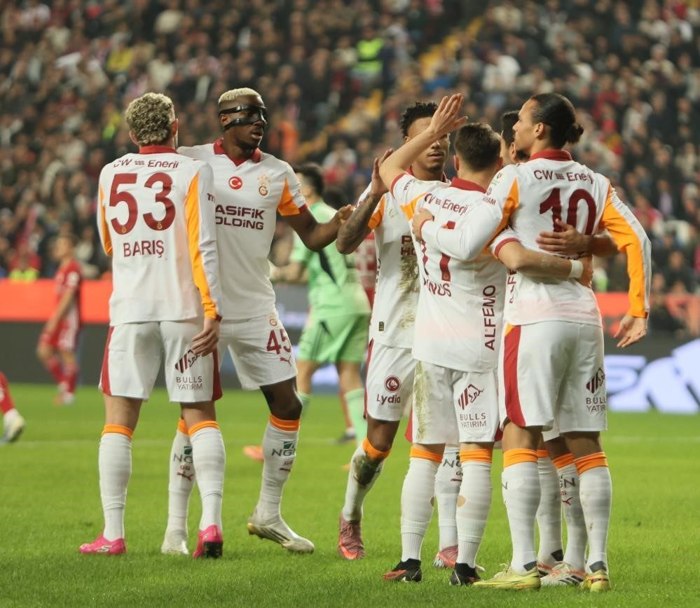 Trendyol Süper Lig’de 16. hafta sonunda Galatasaray liderliğini sürdürürken, Fenerbahçe