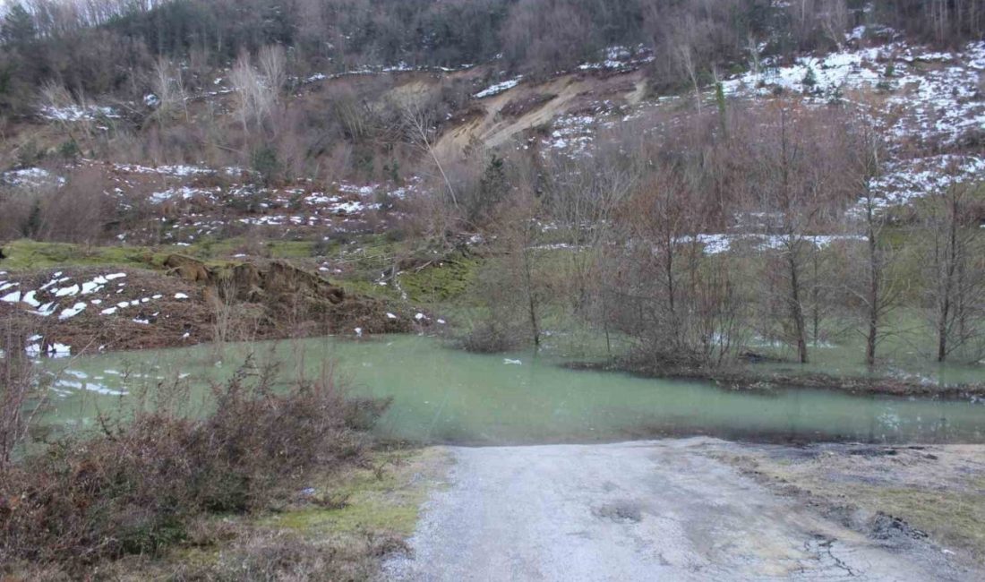 Sinop’un Türkeli ilçesinde aylar önce heyelanla kapanan yola herhangi bir