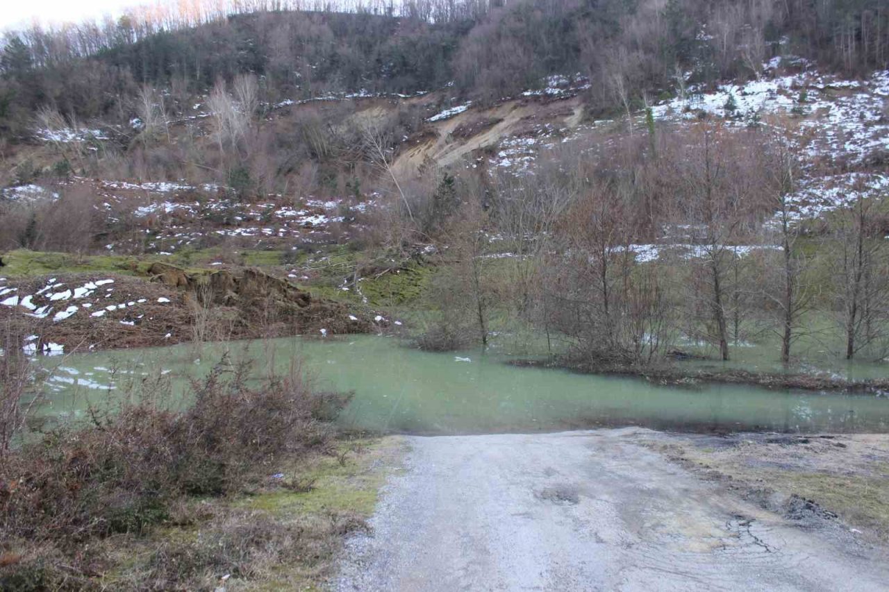 Sinop’un Türkeli ilçesinde aylar önce heyelanla kapanan yola herhangi bir