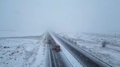Bayburt-Gümüşhane kara yolunda etkili olan kar yağışının ardından karayolları ekipleri