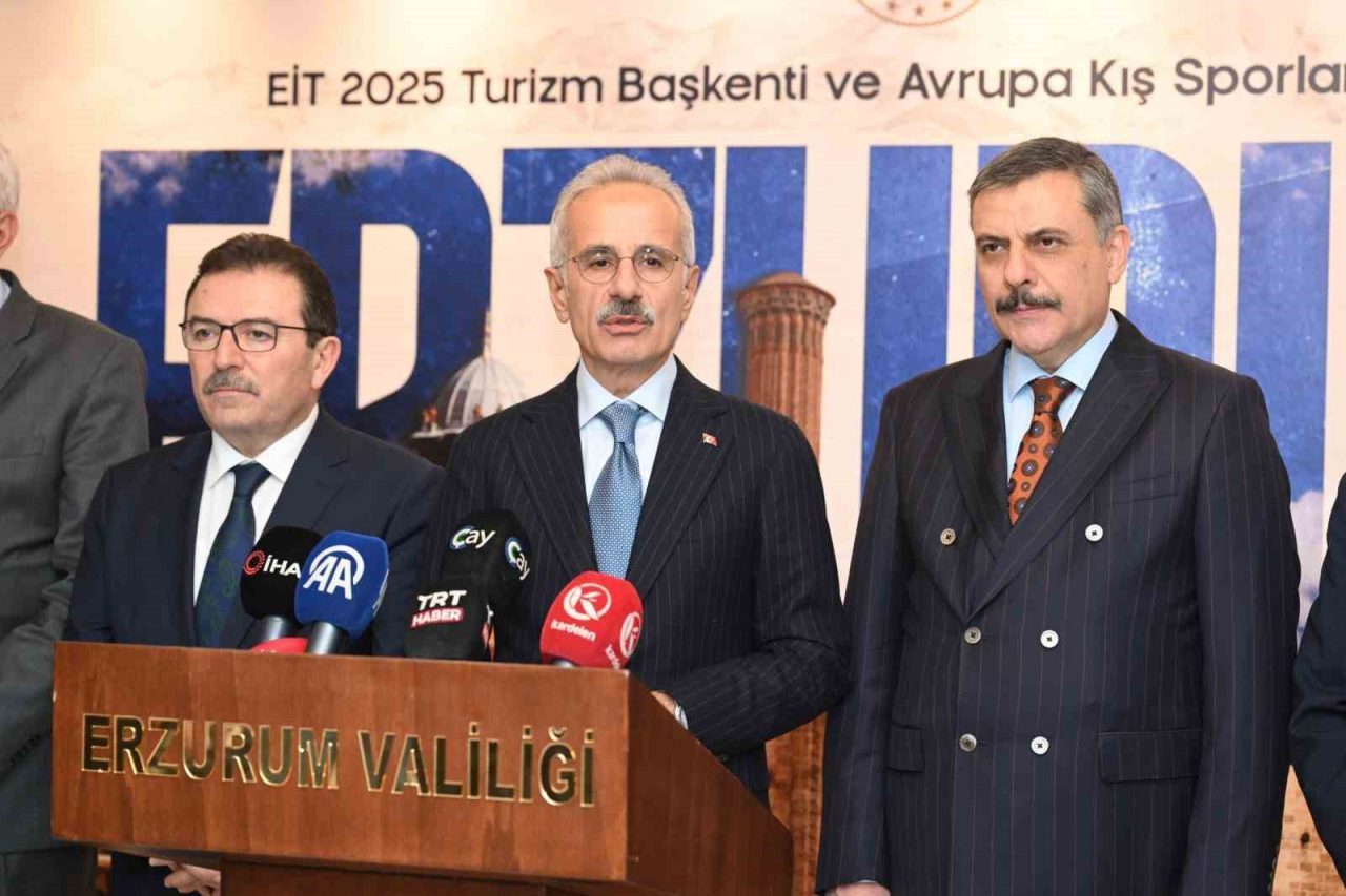 Ulaştırma ve Altyapı Bakanı Abdulkadir Uraloğlu, 379 kilometre uzunluğundaki Erzincan-Erzurum-Kars