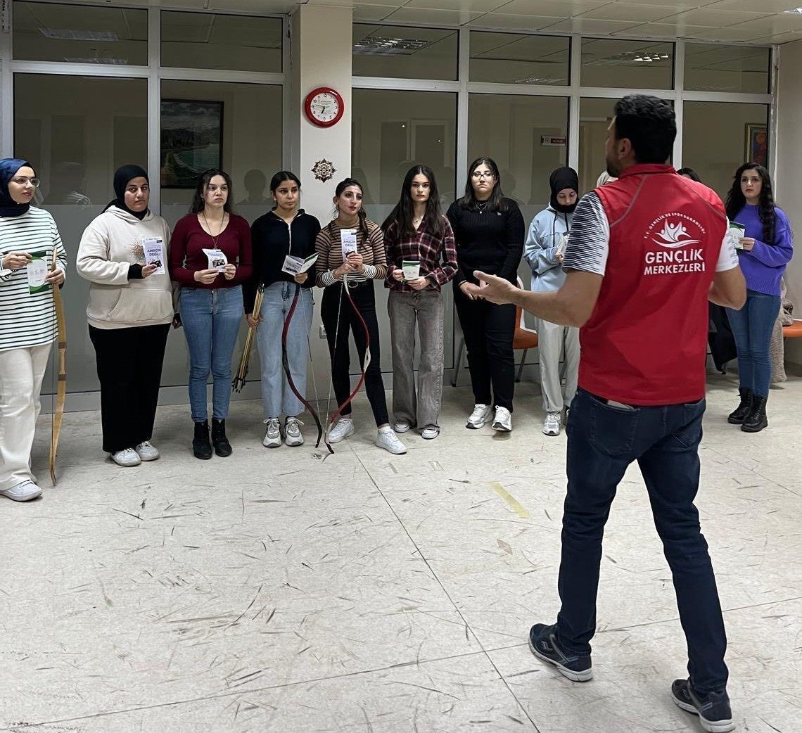 Bayburt Gençlik Merkezinde üniversite öğrencilerine yönelik bağımlılıkla mücadele kapsamında bilgilendirme