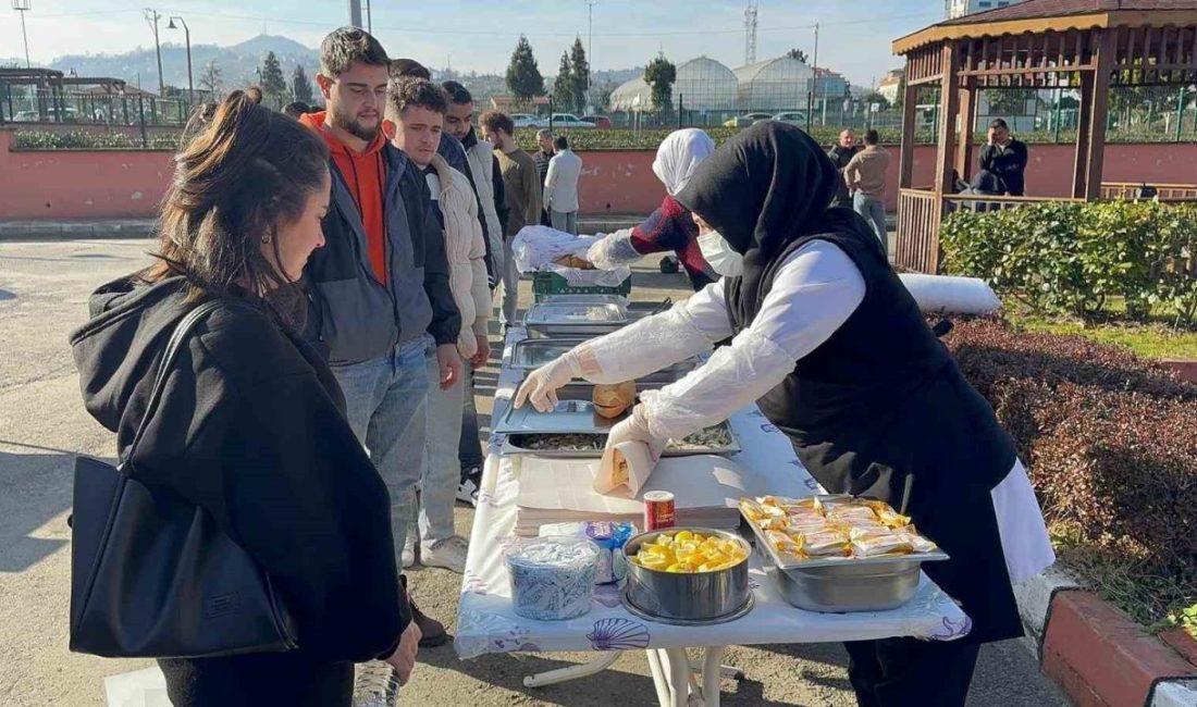 Sınav takvimi yaklaşan üniversite öğrencileri düzenlenen hamsi festivaliyle moral depoladı.