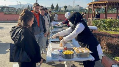 Sınav takvimi yaklaşan üniversite öğrencileri düzenlenen hamsi festivaliyle moral depoladı.