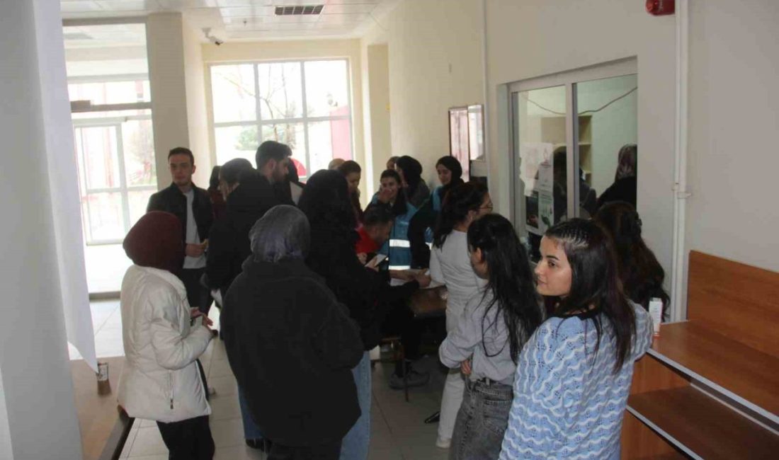 Sivas’ın Zara ilçesinde “Birbirimize Candan Bağlıyız” kampanyası kapsamında üniversite öğrencileri