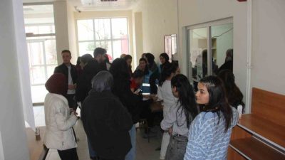 Sivas’ın Zara ilçesinde “Birbirimize Candan Bağlıyız” kampanyası kapsamında üniversite öğrencileri