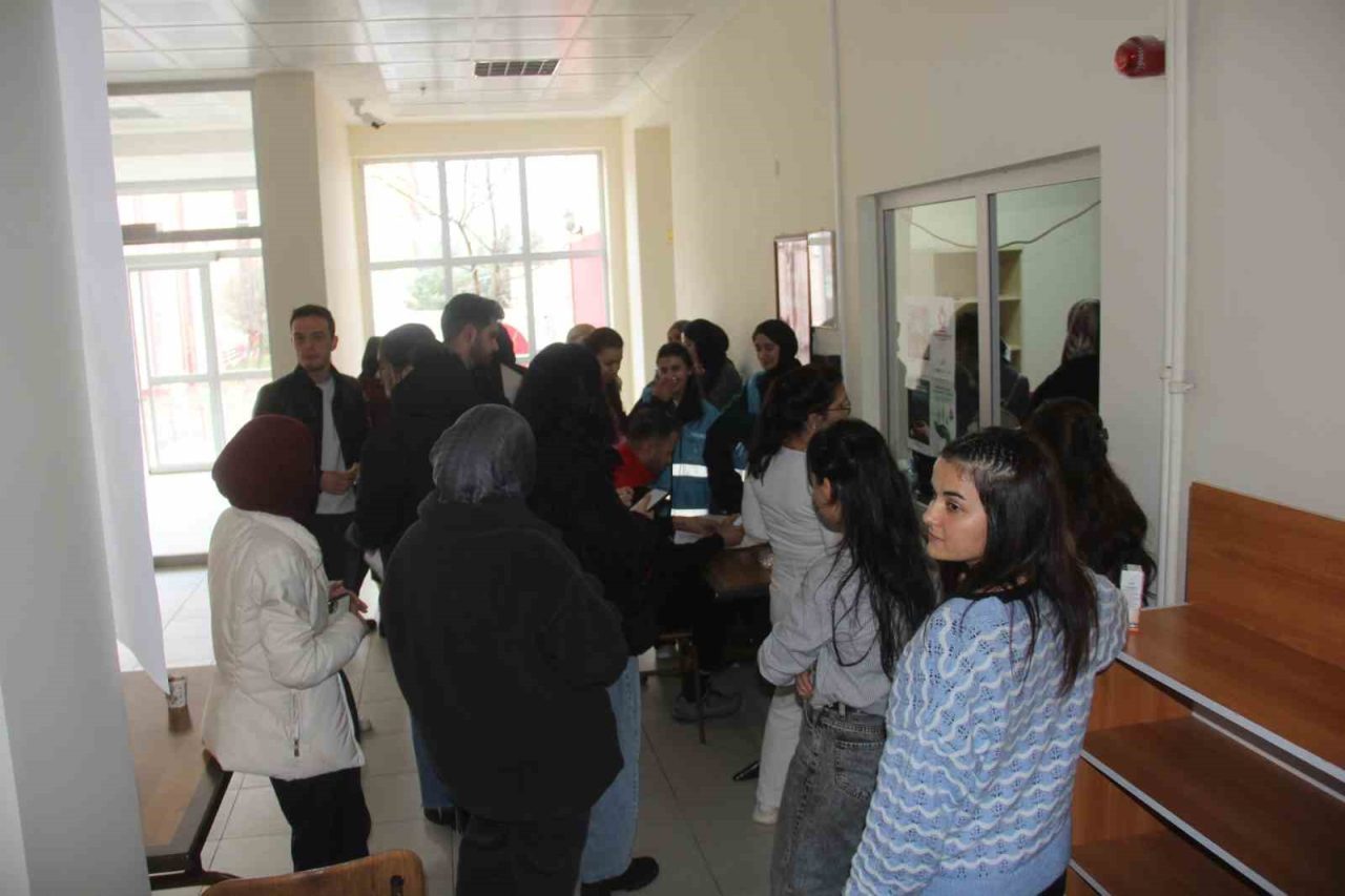 Sivas’ın Zara ilçesinde “Birbirimize Candan Bağlıyız” kampanyası kapsamında üniversite öğrencileri