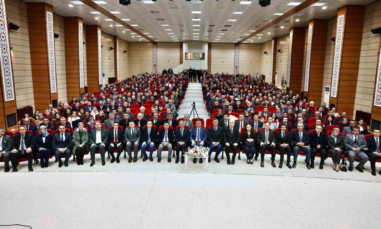 Erzincan Valisi Hamza Aydoğdu, eğitim yöneticileriyle bir araya gelerek gençliğin