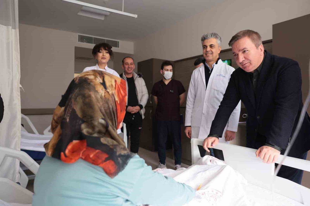 Erzincan Valisi Hamza Aydoğdu, beraberindeki il protokolü ile birlikte Mengücek