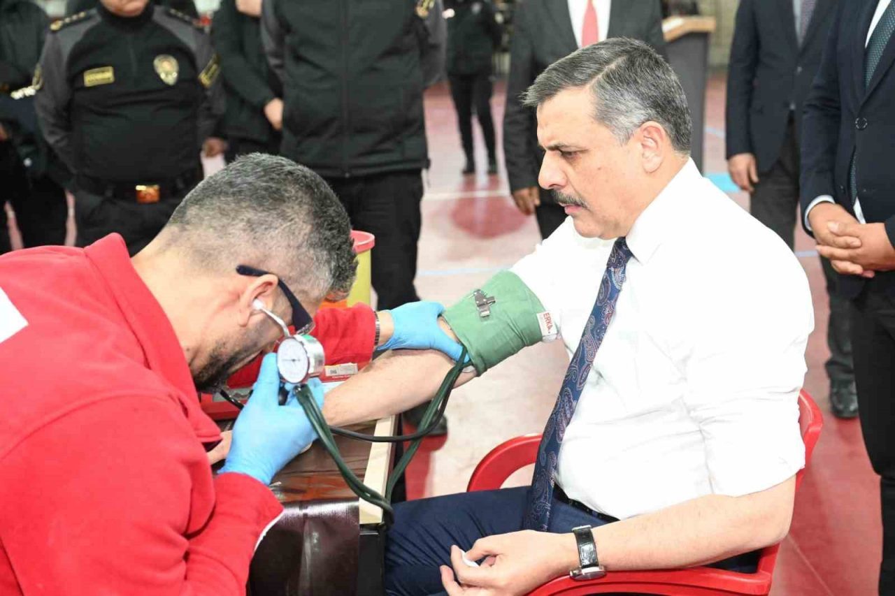 Erzurum Valisi Mustafa Çiftçi, Polis Meslek Eğitim Merkezi’nde düzenlenen kan