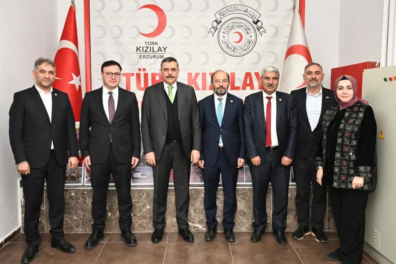 Vali Mustafa Çiftçi, Türk Kızılay Erzurum Şubesini ziyaret etti. Vali