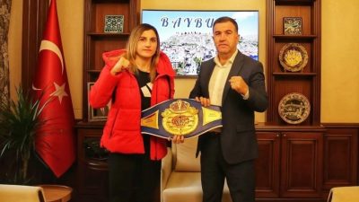 Bayburt Valisi Mustafa Eldivan, Elif Nur Turhan’ın IBF Kadınlar Hafif
