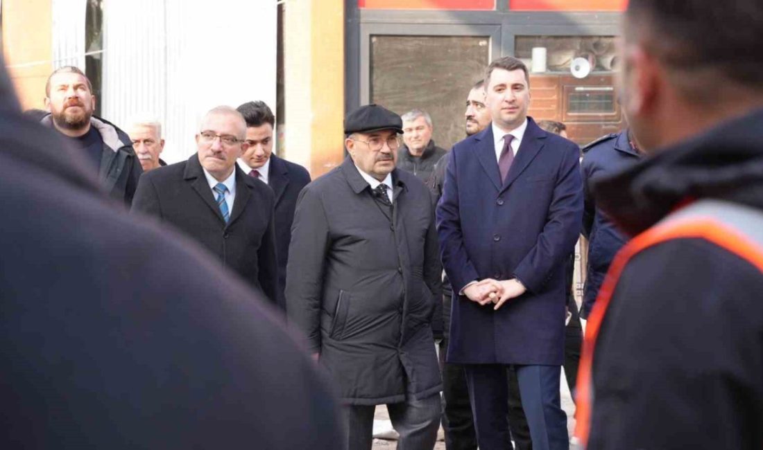 Balıkesir Valisi İsmail Ustaoğlu, Sındırgı ilçesinde deprem sonrası yürütülen çalışmalara