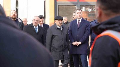 Balıkesir Valisi İsmail Ustaoğlu, Sındırgı ilçesinde deprem sonrası yürütülen çalışmalara