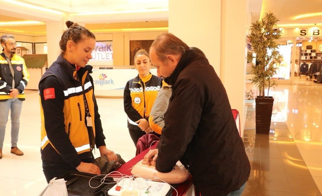 Erzincan’da Acil Sağlık Hizmetleri Haftası kapsamında bilgilendirme etkinliği düzenlendi. Erzincan