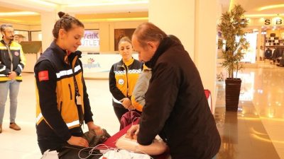 Erzincan’da Acil Sağlık Hizmetleri Haftası kapsamında bilgilendirme etkinliği düzenlendi. Erzincan