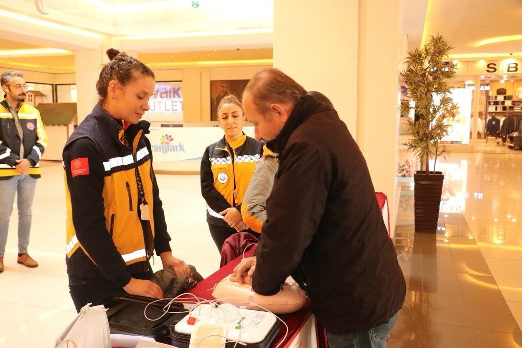 Erzincan’da Acil Sağlık Hizmetleri Haftası kapsamında bilgilendirme etkinliği düzenlendi. Erzincan