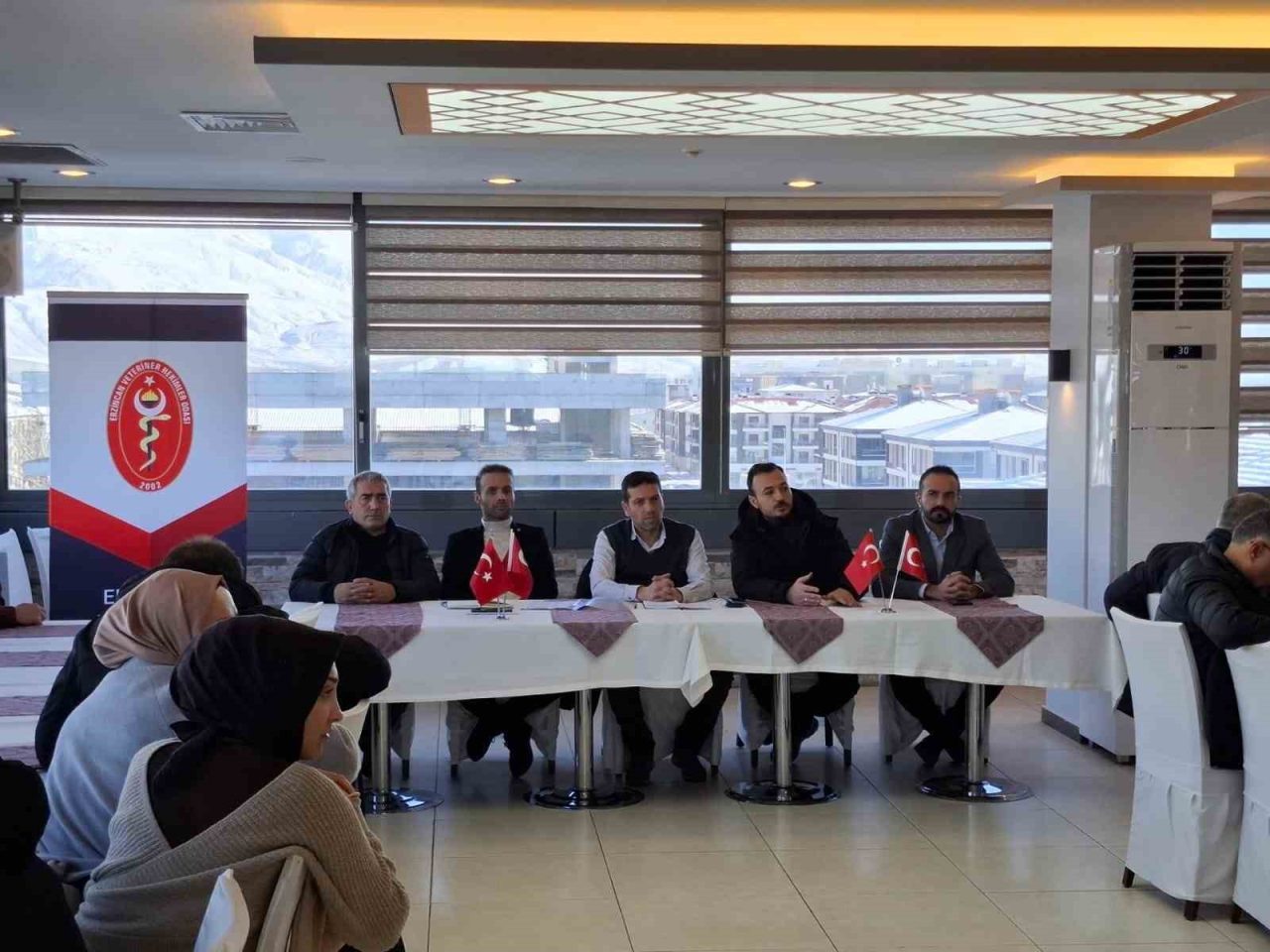 Erzincan Veteriner Hekimler Odası’nın ev sahipliğinde düzenlenen toplantıda, klinisyen veteriner