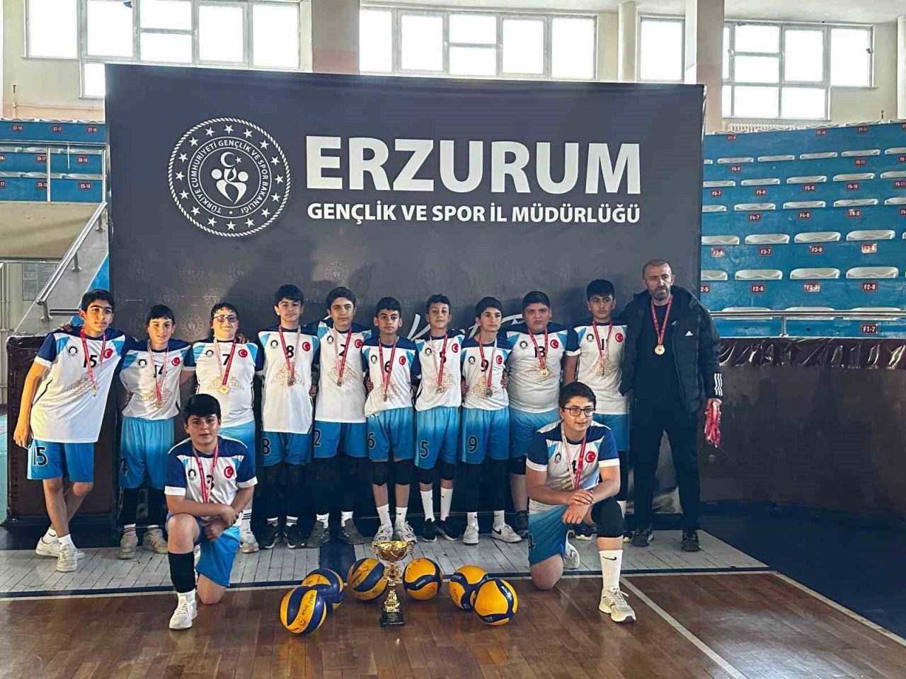 Antrenör Muhammet Macit yönetimindeki Oltu Cumhuriyet Ortaokulu, Yıldızlar Voleybol İl