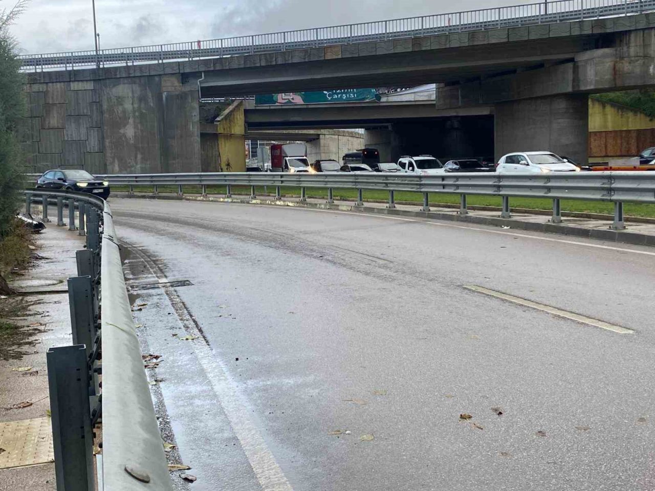 Kocaeli’nin İzmit ilçesinde yağış nedeniyle kayganlaşan yolda bariyerlere çarpan motosiklet