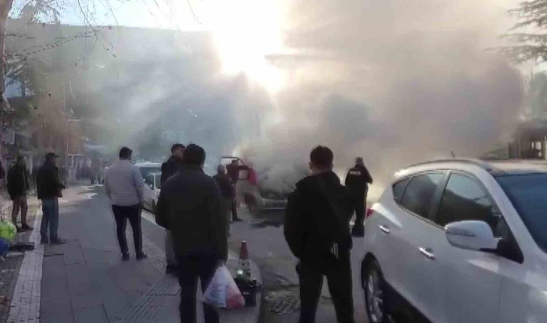 Amasya’da seyir halindeyken yanmaya başlayan kamyonete ilk müdahaleyi vatandaşlar yaptı.