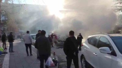 Amasya’da seyir halindeyken yanmaya başlayan kamyonete ilk müdahaleyi vatandaşlar yaptı.