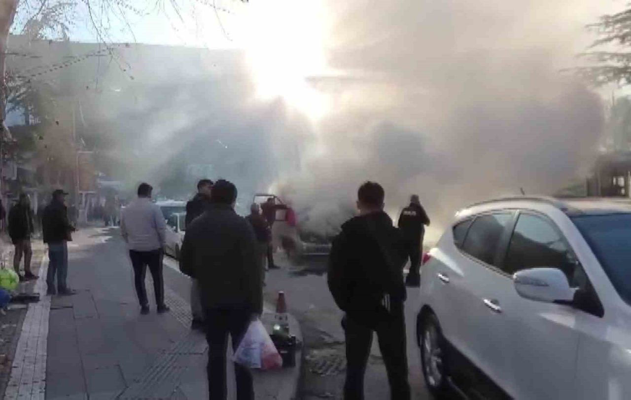 Amasya’da seyir halindeyken yanmaya başlayan kamyonete ilk müdahaleyi vatandaşlar yaptı.