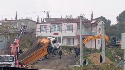 Kocaeli’nin Dilovası ilçesinde hafriyat dökümü sırasında geri kayarak askıda kalan