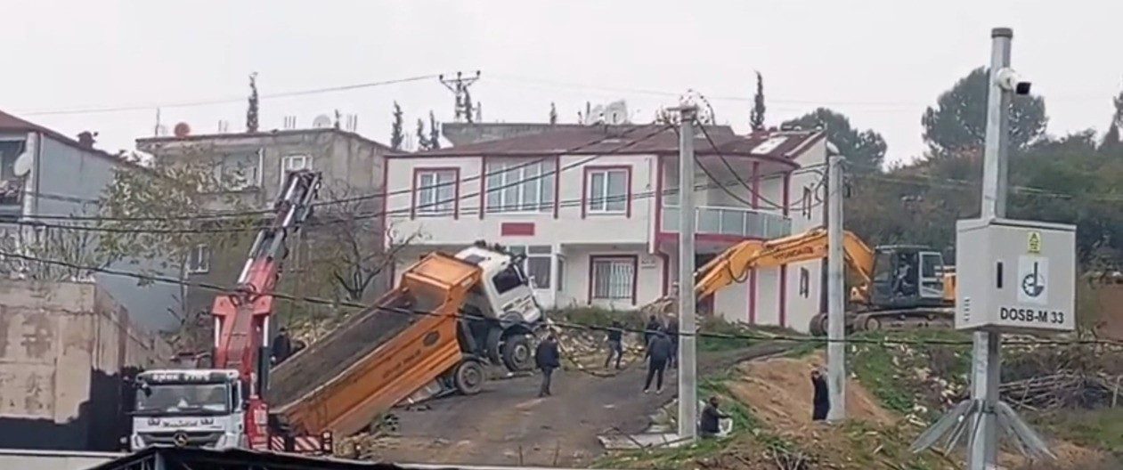Kocaeli’nin Dilovası ilçesinde hafriyat dökümü sırasında geri kayarak askıda kalan