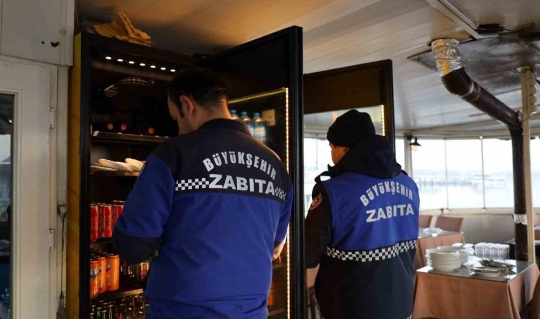 Kocaeli Büyükşehir Belediyesi Zabıta Dairesi Başkanlığı ekipleri, İzmit Marina’da bulunan