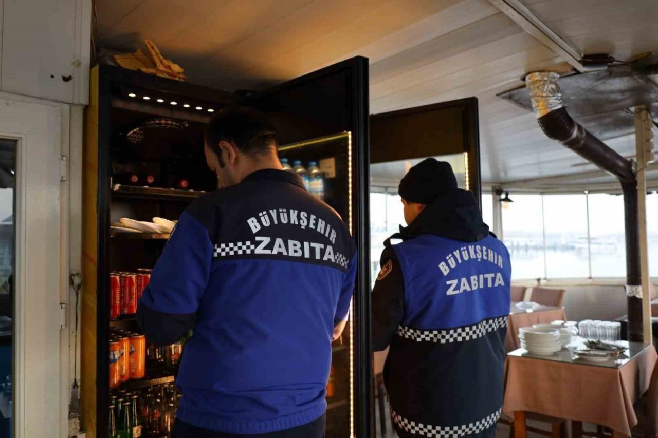 Kocaeli Büyükşehir Belediyesi Zabıta Dairesi Başkanlığı ekipleri, İzmit Marina’da bulunan