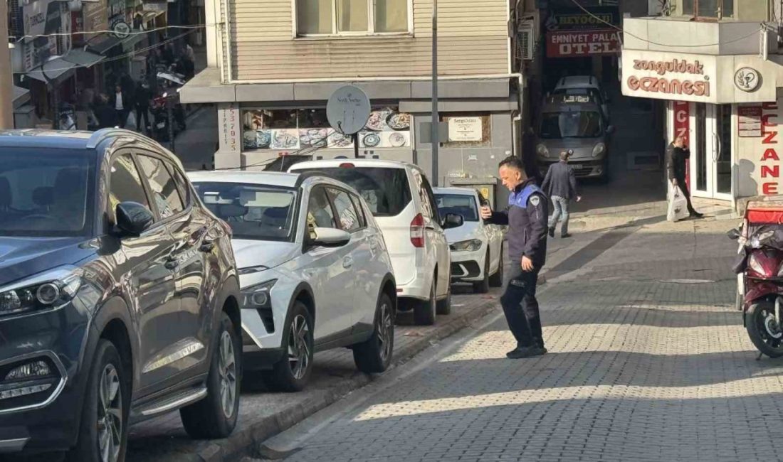 Zonguldak’ta zabıta ekipleri kaldırım işgali yapan araçlara cezai işlem uyguladı.