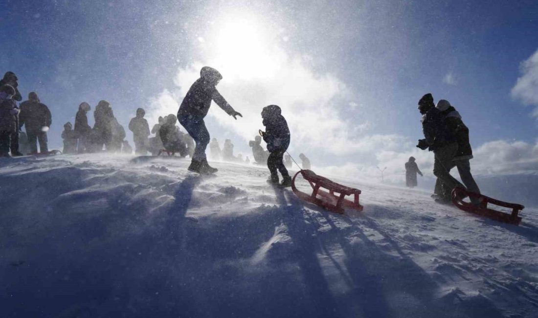 Zigana Gümüşkayak Kayak Merkezi, hafta sonu yoğun ziyaretçi akınına uğrayarak