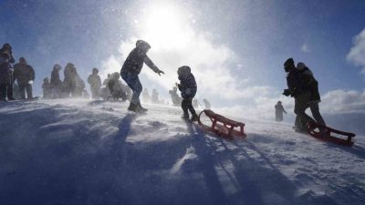 Zigana Gümüşkayak Kayak Merkezi, hafta sonu yoğun ziyaretçi akınına uğrayarak