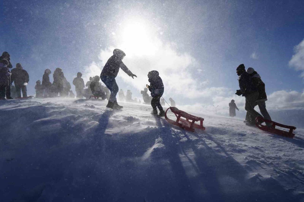 Zigana Gümüşkayak Kayak Merkezi, hafta sonu yoğun ziyaretçi akınına uğrayarak