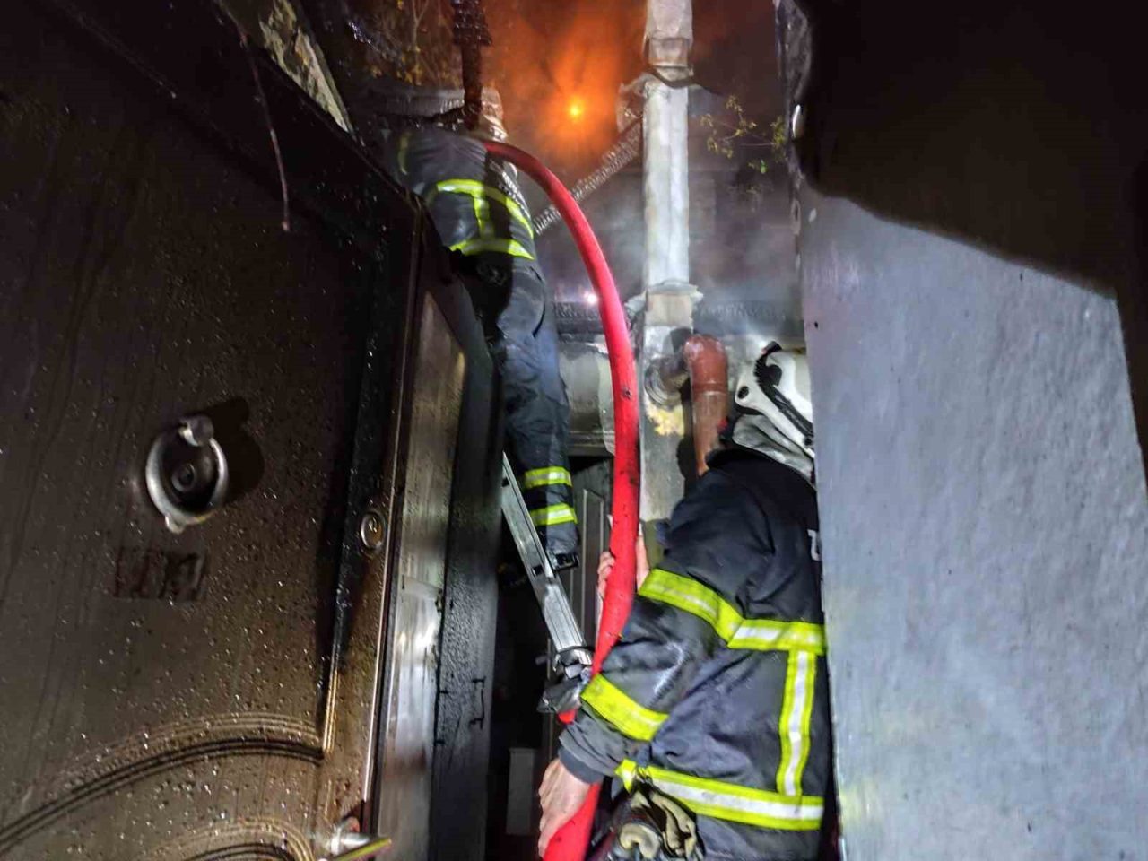 Zonguldak’ta iki katlı bir evin üst katında çıkan kısa sürede