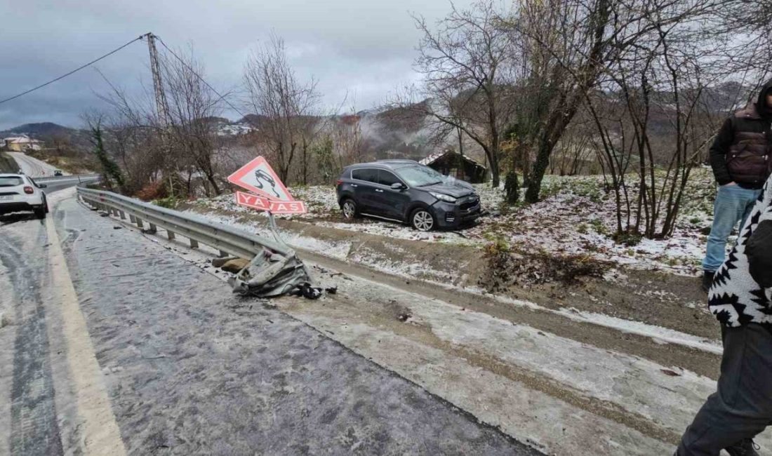 Zonguldak’ta kar yağışının etkili olduğu yolda kontrolden çıkan otomobil, bariyerlere