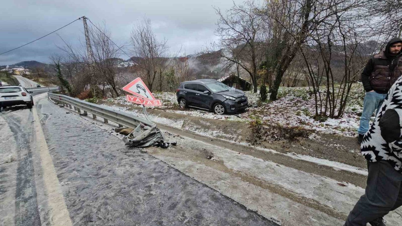 Zonguldak’ta kar yağışının etkili olduğu yolda kontrolden çıkan otomobil, bariyerlere