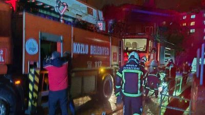 Zonguldak’ın Kozlu ilçesinde 3 katlı bir binada çıkan yangın paniğe