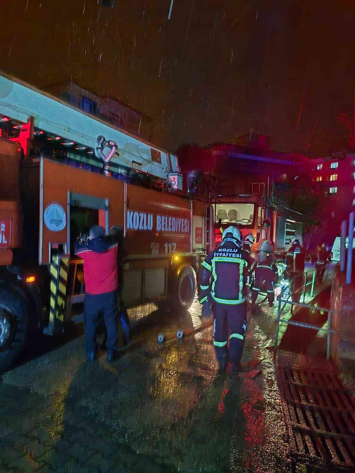 Zonguldak’ın Kozlu ilçesinde 3 katlı bir binada çıkan yangın paniğe