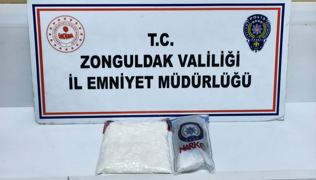 Zonguldak’ta uyuşturucu operasyonunda yakalanan 3 şüpheli tutuklanarak cezaevine gönderildi. Zonguldak