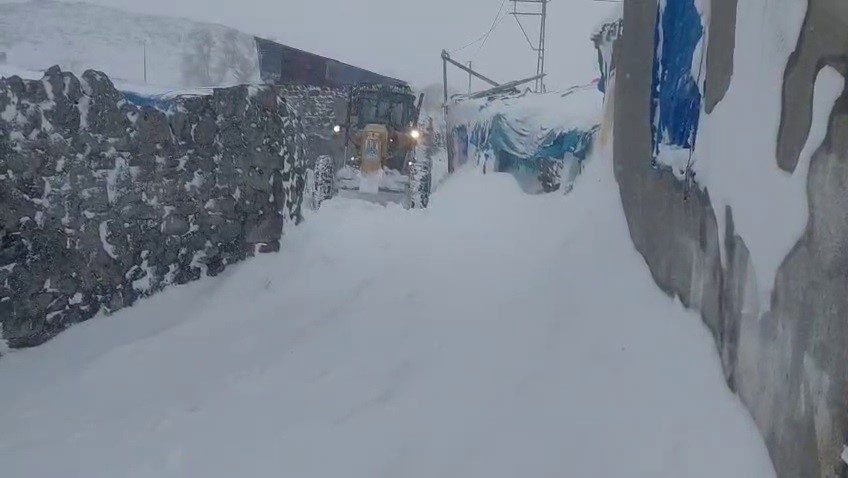 Erzurum’un Aşkale ilçesine bağlı Yumruveren Köyü, yoğun kar yağışının ardından