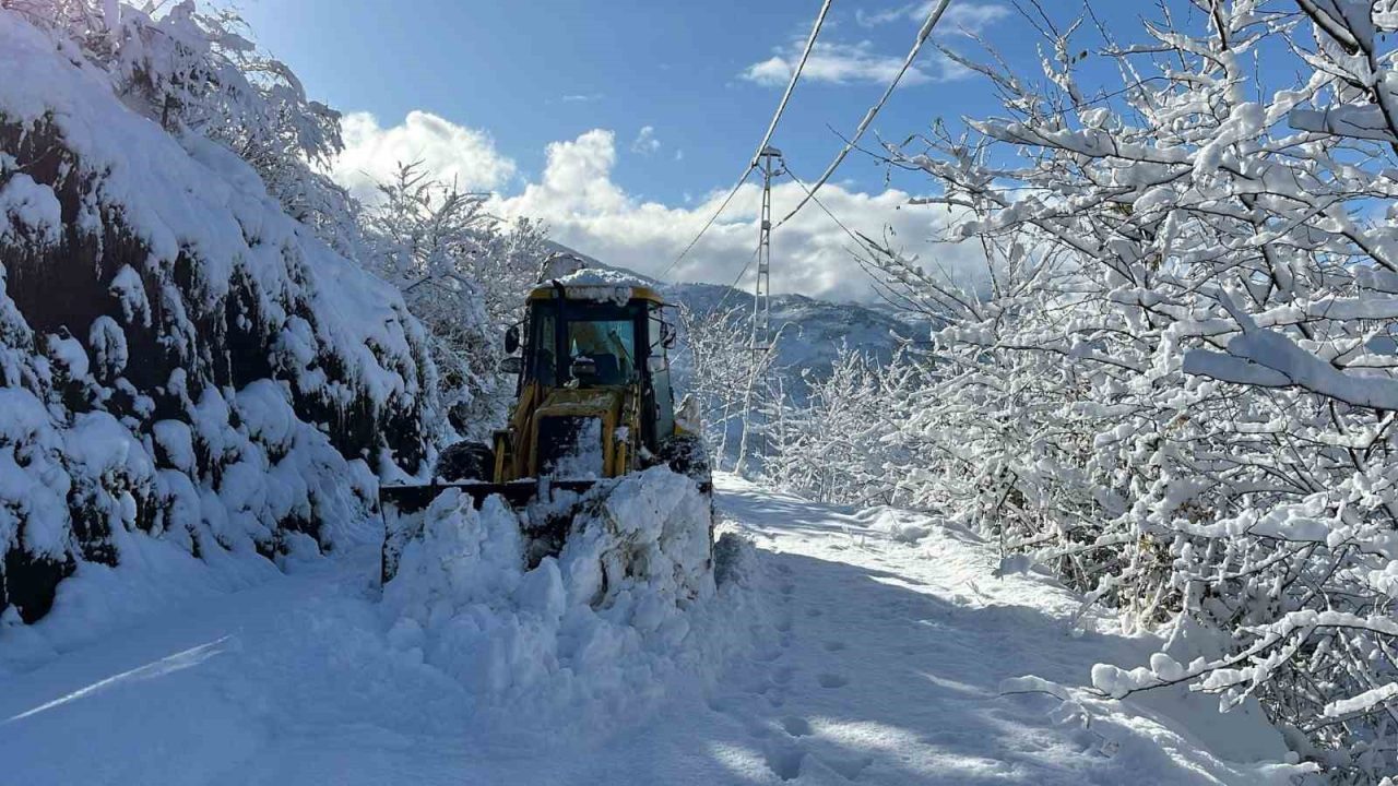 Trabzon’da karın etkili olduğu noktalardan Akçaabat ilçesinin yüksek kesimlerinde belediye