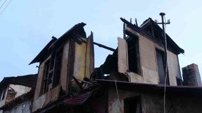 Kastamonu’da çıkan yangında kullanılmaz hale gelen konaktaki hasar, havanın aydınlanmasıyla