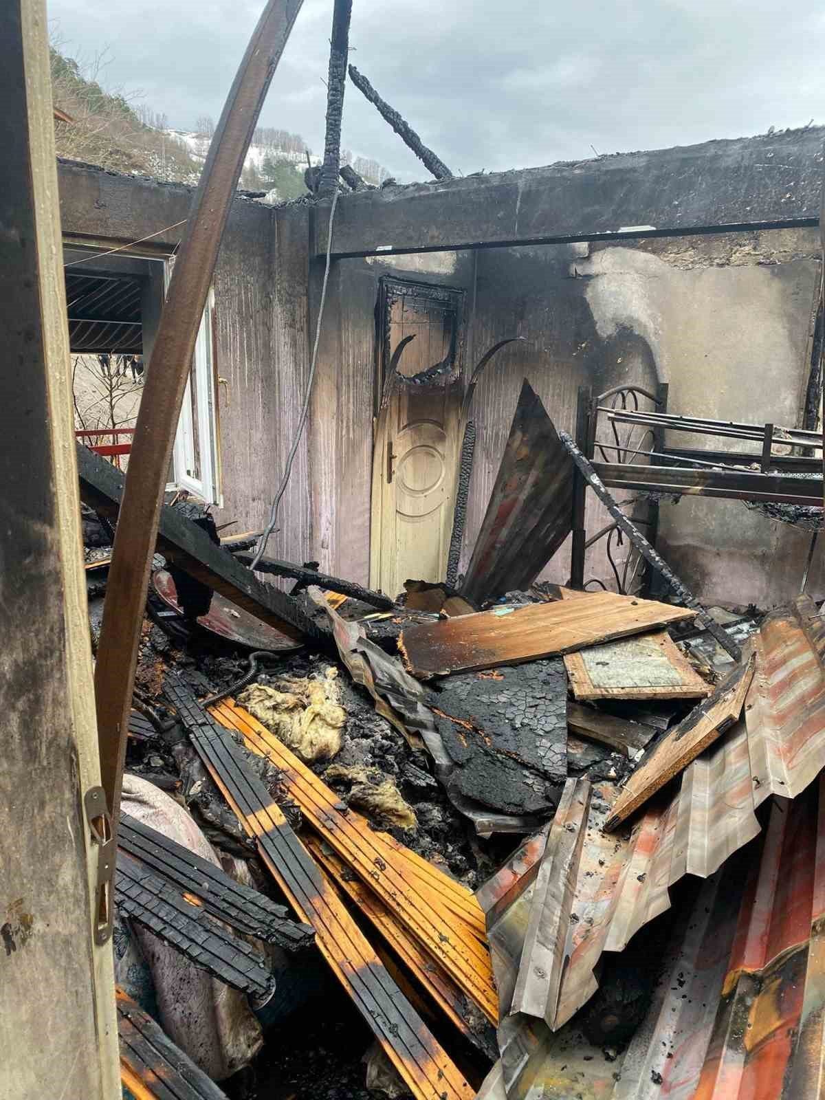 Kastamonu’nun Şenpazar ilçesinde çıkan yangında iki katlı ev kullanılamaz hale