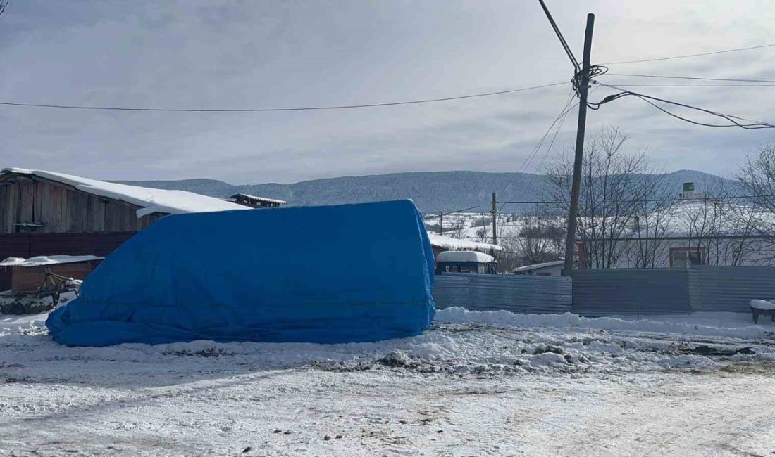 Kastamonu’nun İhsangazi ilçesinde bir vatandaşın ısıtmak için altında ateş yaktığı