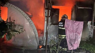 Hatay’da çıkan yangında depremzede ailenin yaşadığı konteyner ve depo olarak