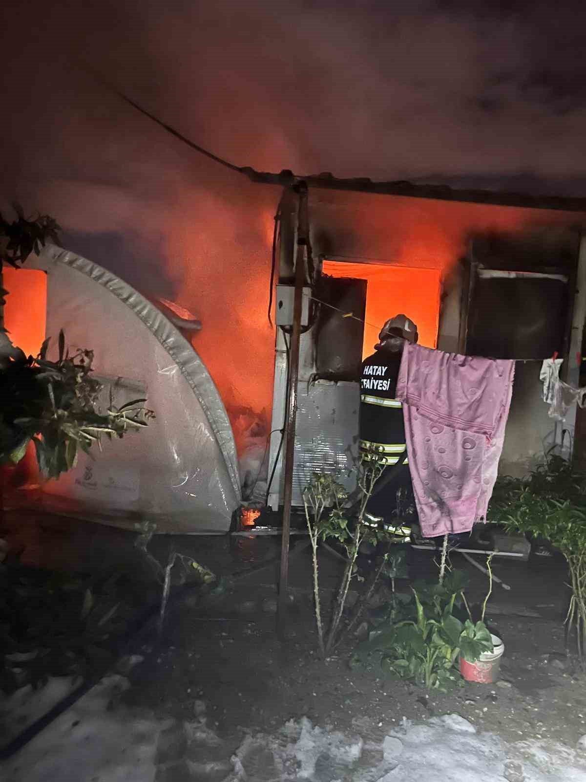 Hatay’da çıkan yangında depremzede ailenin yaşadığı konteyner ve depo olarak