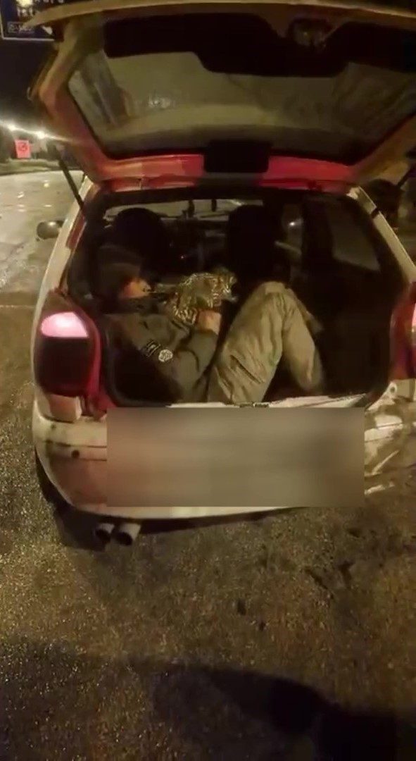 Amasya’da polis ekiplerince durdurulan bir otomobilin bagajında ve koltuğunda Afganistan